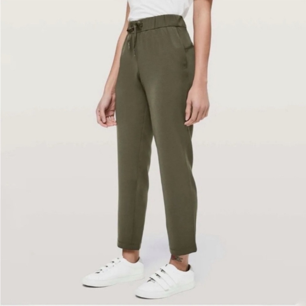 Lululemon On the Fly 7/8 pant SZ 6, olive green